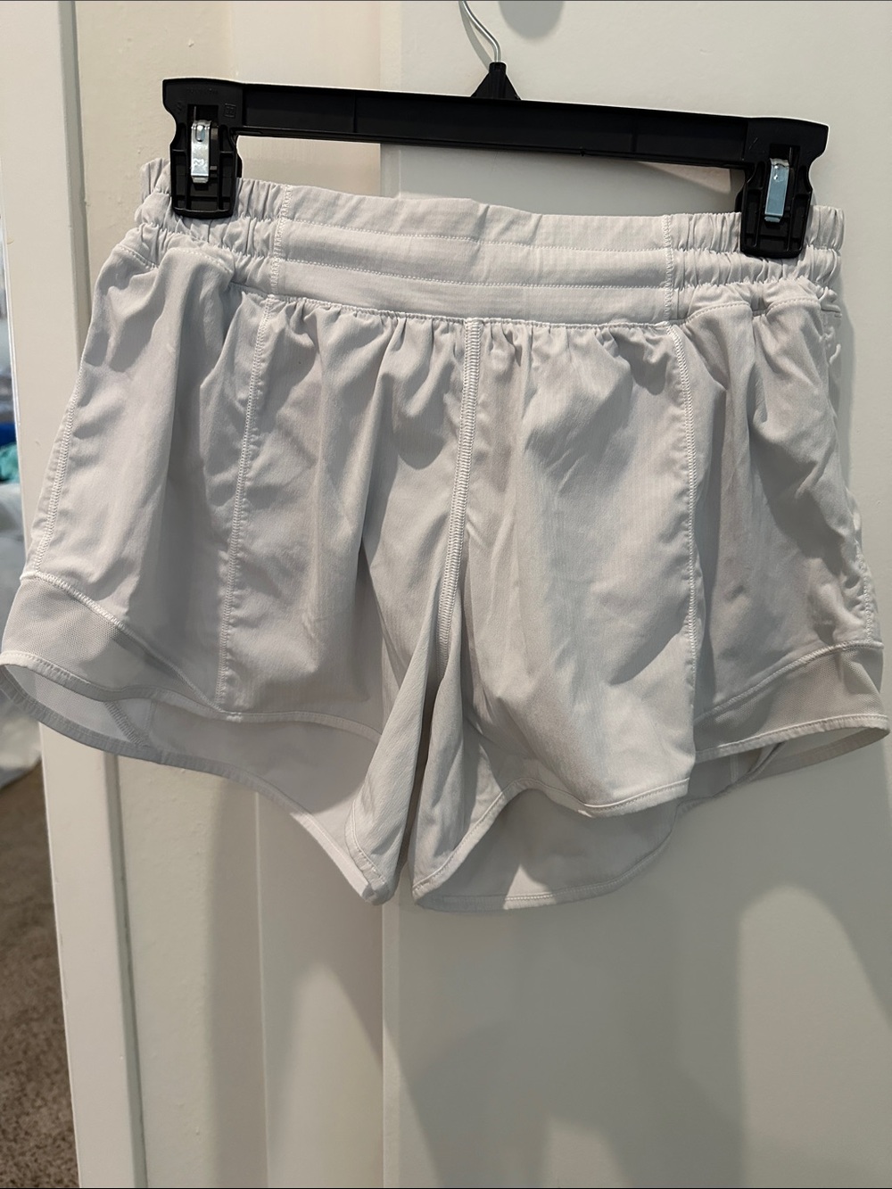 Lululemon EUC Women’s Lightweight White Athletic Shorts size 8